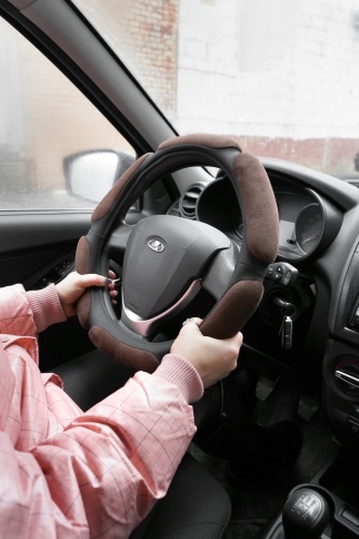 Спонжевая оплетка руля AVS SP-426M-BR ( размер M, коричневый) - Серия "Sponge" фото 4