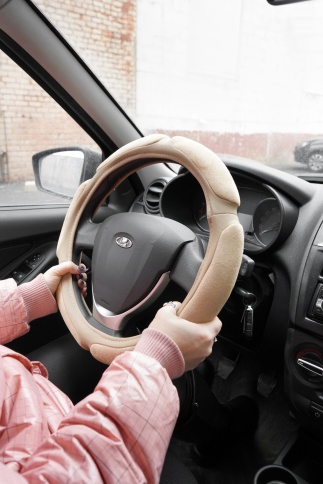 Спонжевая оплетка руля AVS SP-426M-BE ( размер M, бежевый) - Серия "Sponge" фото 4