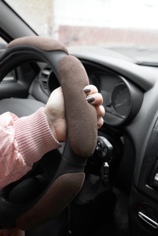 Спонжевая оплетка руля AVS SP-426M-BR ( размер M, коричневый) - Серия "Sponge" фото 5