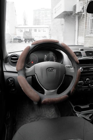 Спонжевая оплетка руля AVS SP-426M-BR ( размер M, коричневый) - Серия "Sponge" фото 7