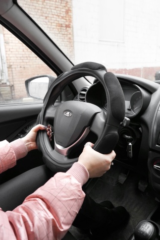 Спонжевая оплетка руля AVS SP-426M-B ( размер M, черный) - Серия "Sponge" фото 4