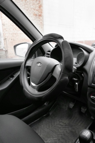 Спонжевая оплетка руля AVS SP-426M-B ( размер M, черный) - Серия "Sponge" фото 6