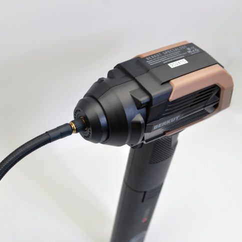 Компрессор автомобильный BERKUT DAC-300 c аккумулятором JSL-18000PP (комплект) фото 7