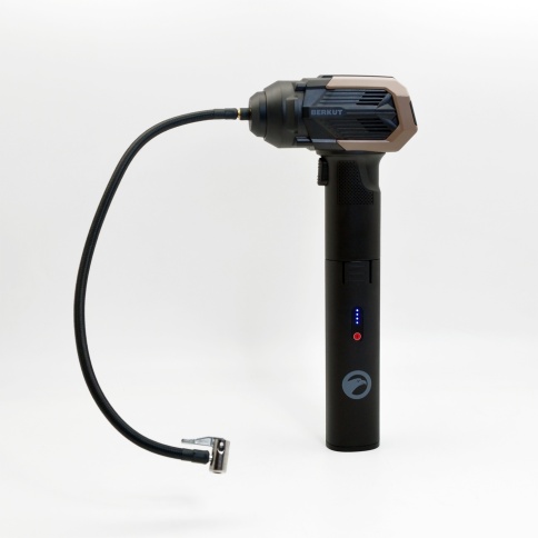 Компрессор автомобильный BERKUT DAC-300 c аккумулятором JSL-18000PP (комплект) фото 4